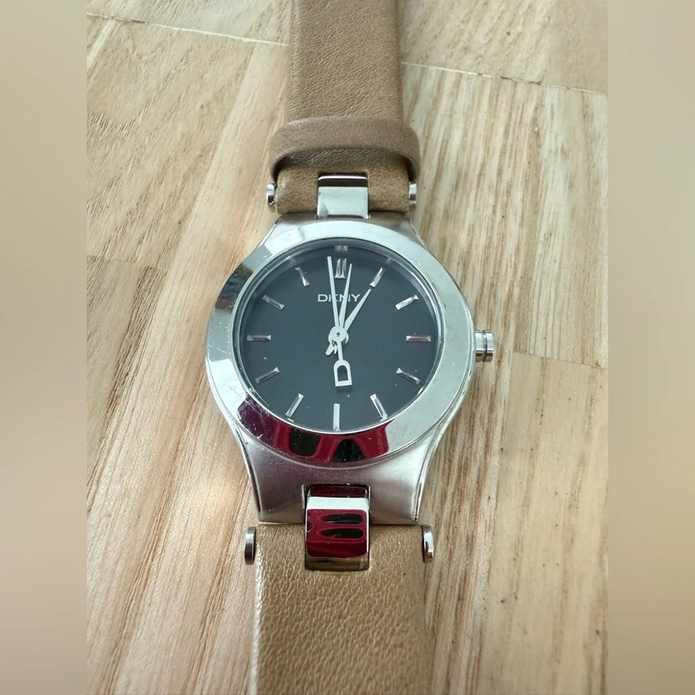 DKNY ladies silver tone tan leather dress watch NEW BATTERY